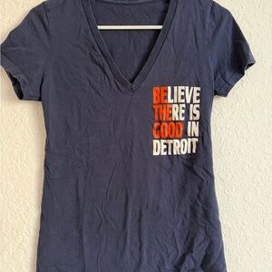 Graphic V-Neck Tee in Navy